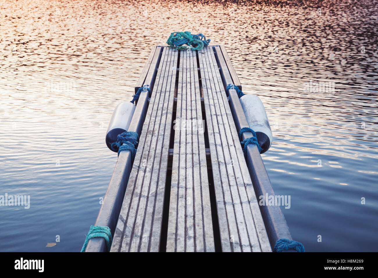 Kleinen schwimmenden Steg auf stilles Wasser, europäischen Marina, Ausrüstung für Yachten festmachen Stockfoto