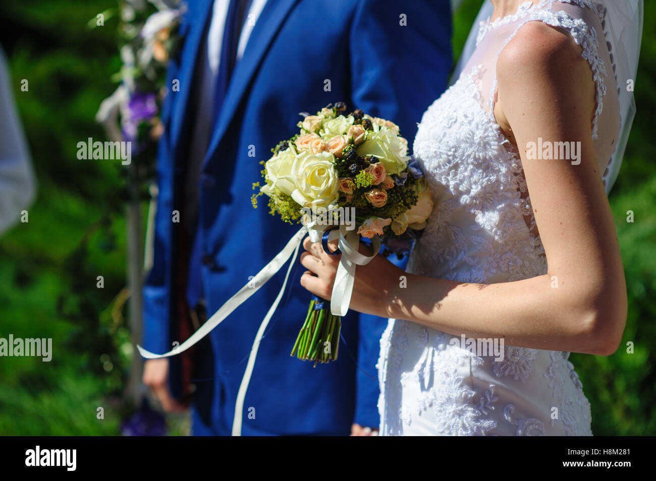Braut und Bräutigam bei der Hochzeit-Spaziergang im Park Stockfoto