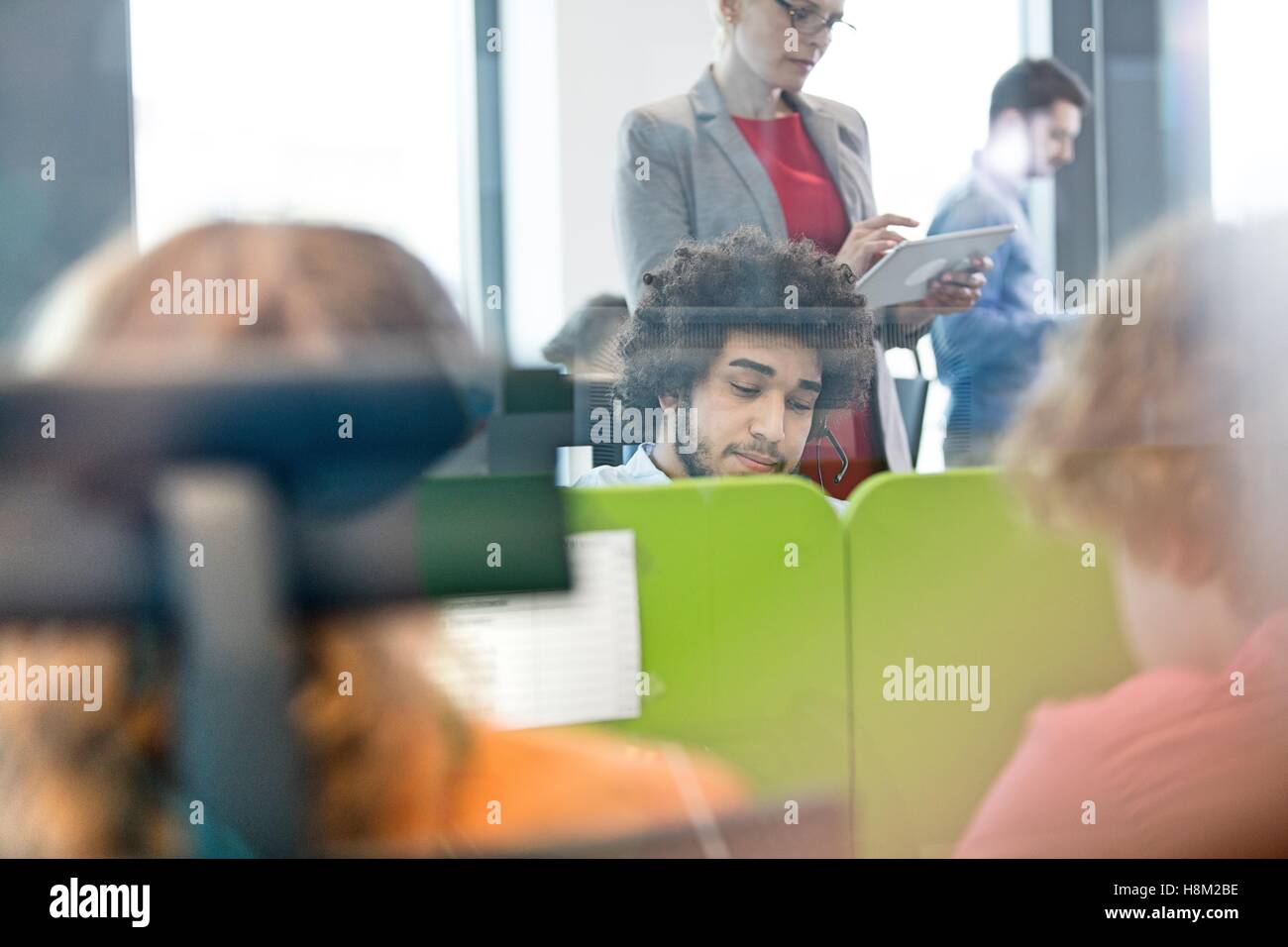 Multi-ethnischen Geschäftsleute arbeiten im Büro Stockfoto