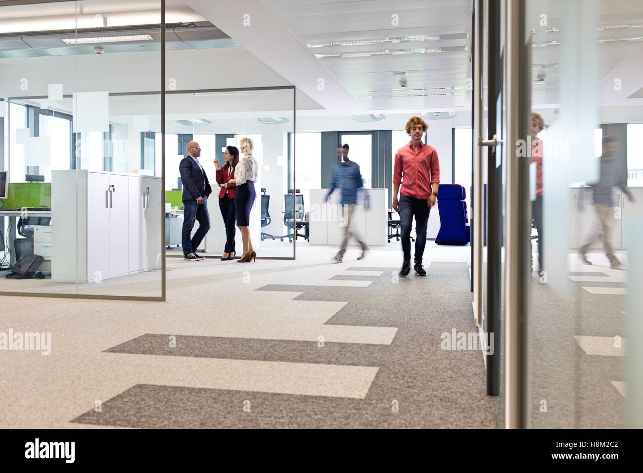 Unternehmer und Unternehmerinnen im Büro Korridor Stockfoto