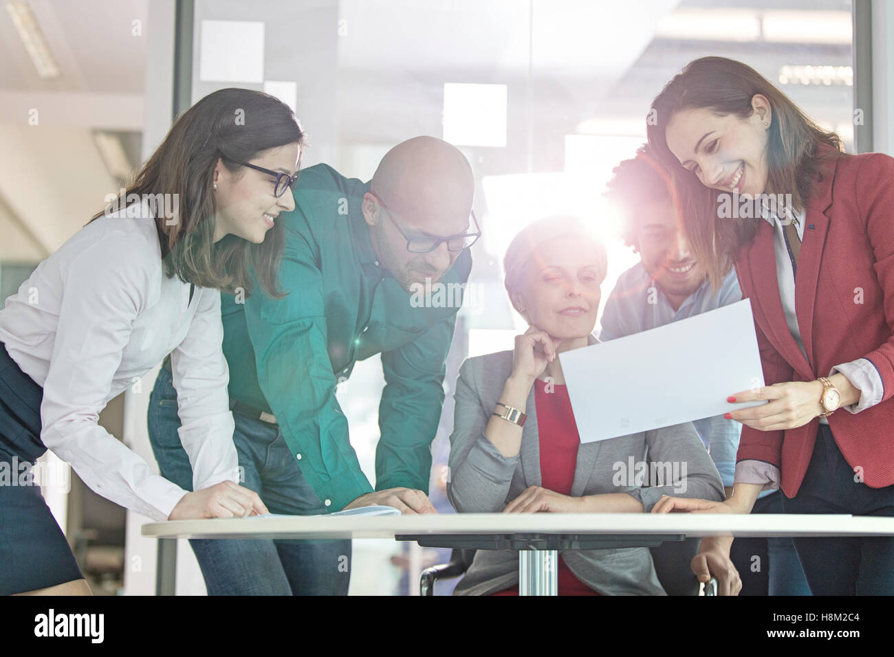 Multi-ethnischen Geschäftsleute diskutieren über Dokument am Tisch im Büro Stockfoto