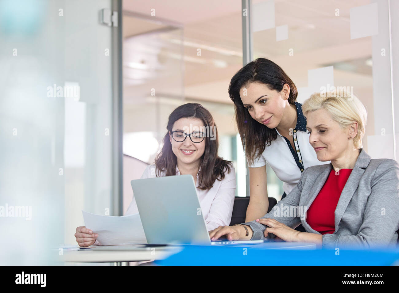 Team von Geschäftsfrauen mit Laptop am Tisch im Büro Stockfoto