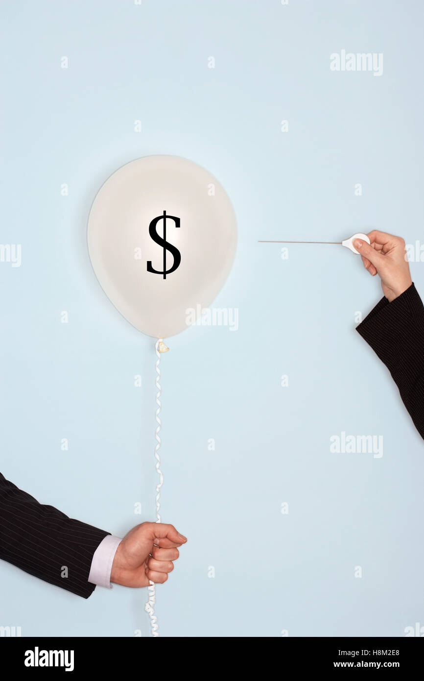 Abgeschnittenen Hände halten Nadel und Ballon mit Dollar-Symbol Stockfoto