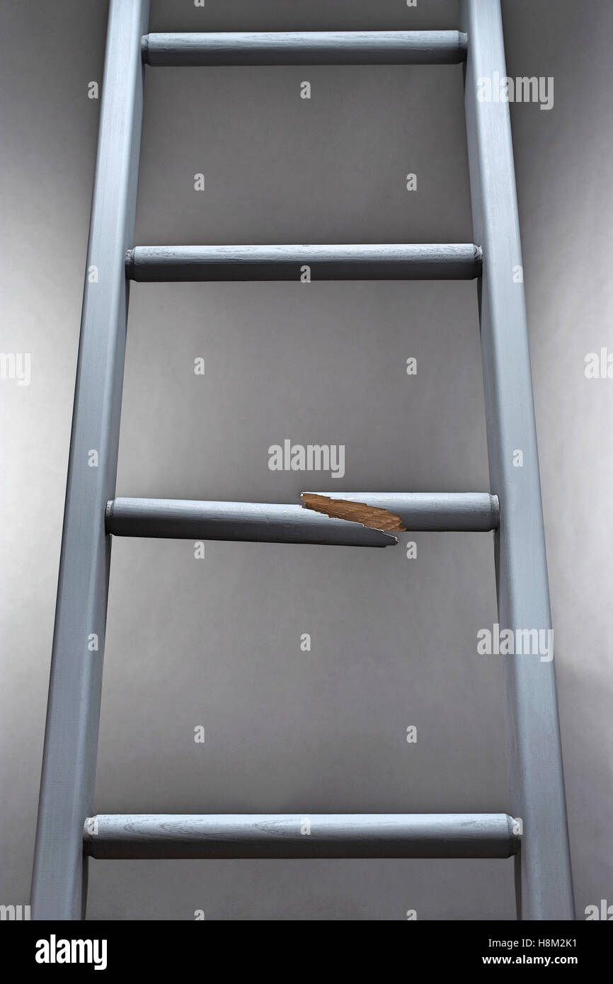 Leiter mit einem Schritt gebrochen Stockfoto