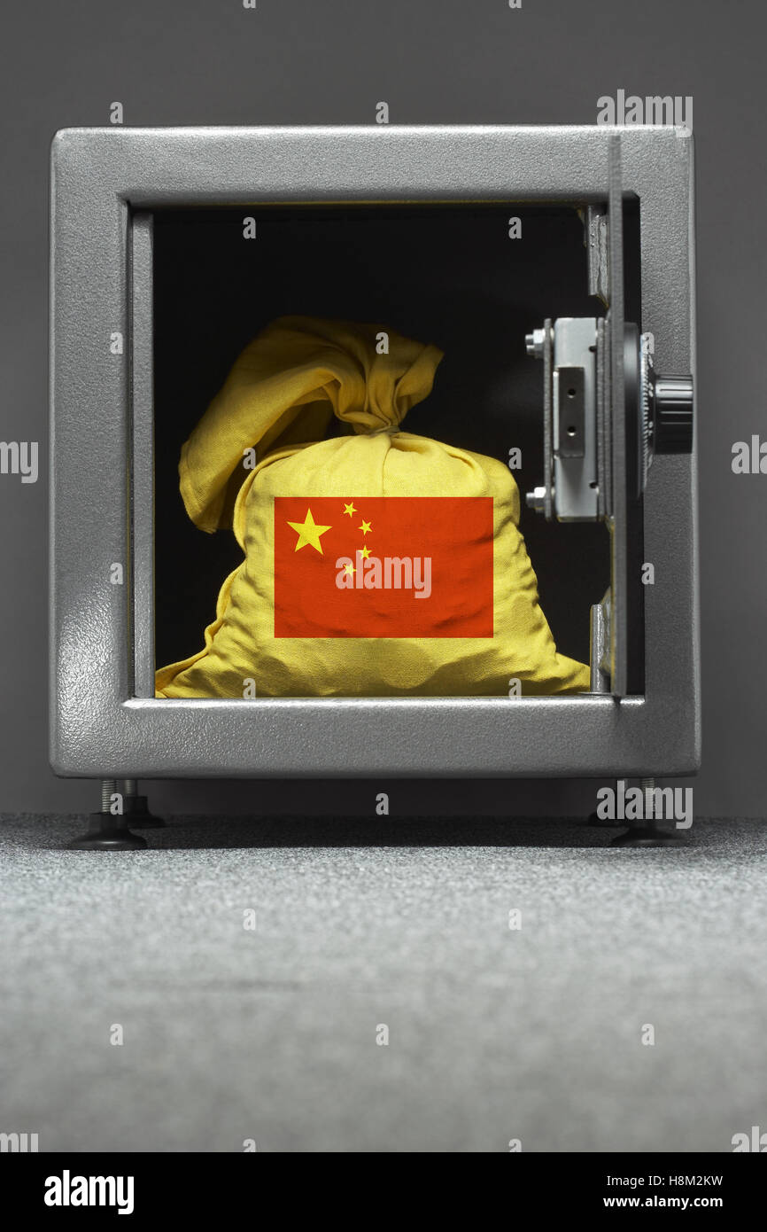 China-Flagge auf Tasche Geld in sicheren Stockfoto
