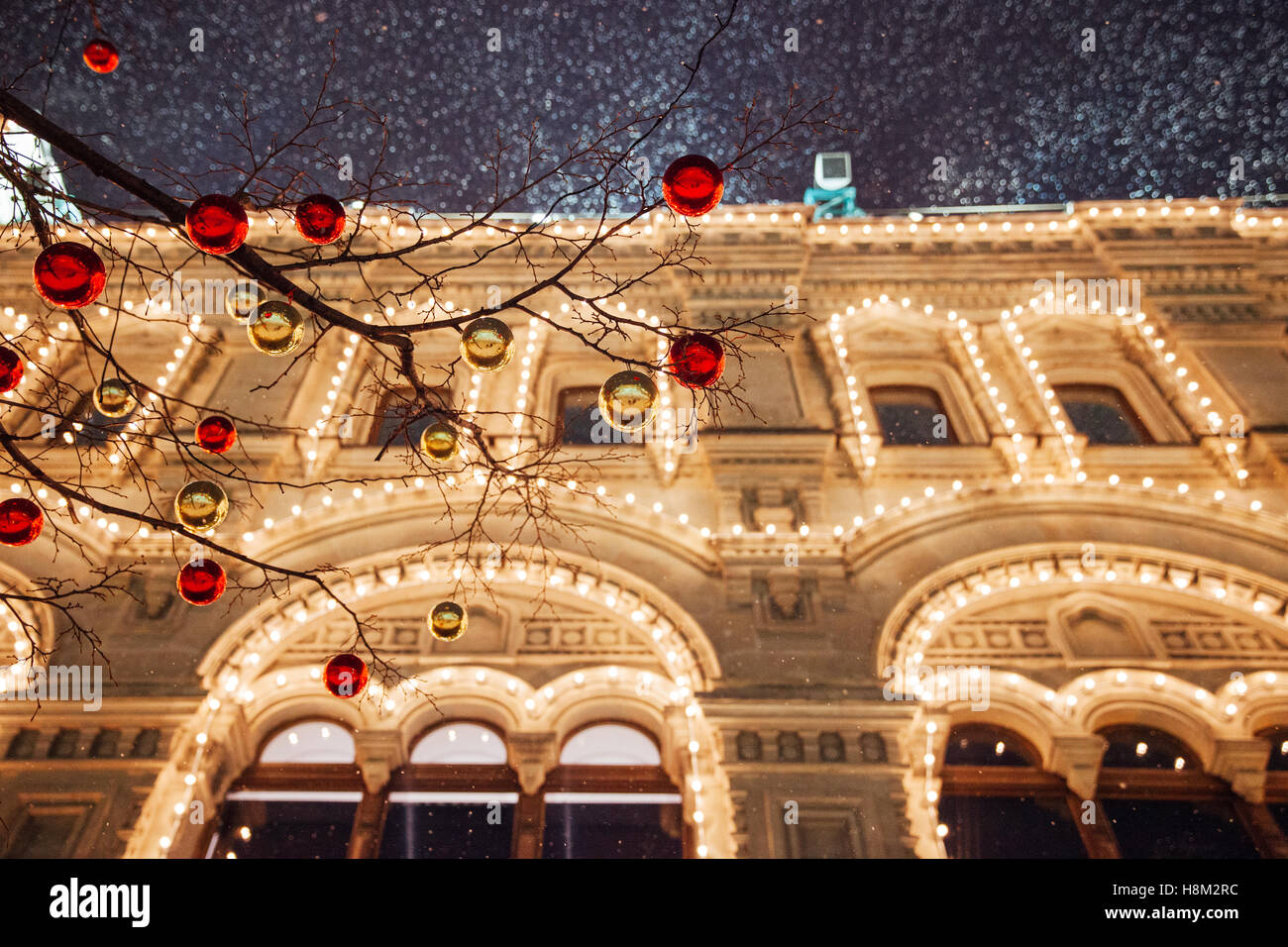 Weihnachtsschmuck vor beleuchteten Fassade von der zentralen Kaufhaus GUM am Roten Platz in Moskau, Russland. Stockfoto