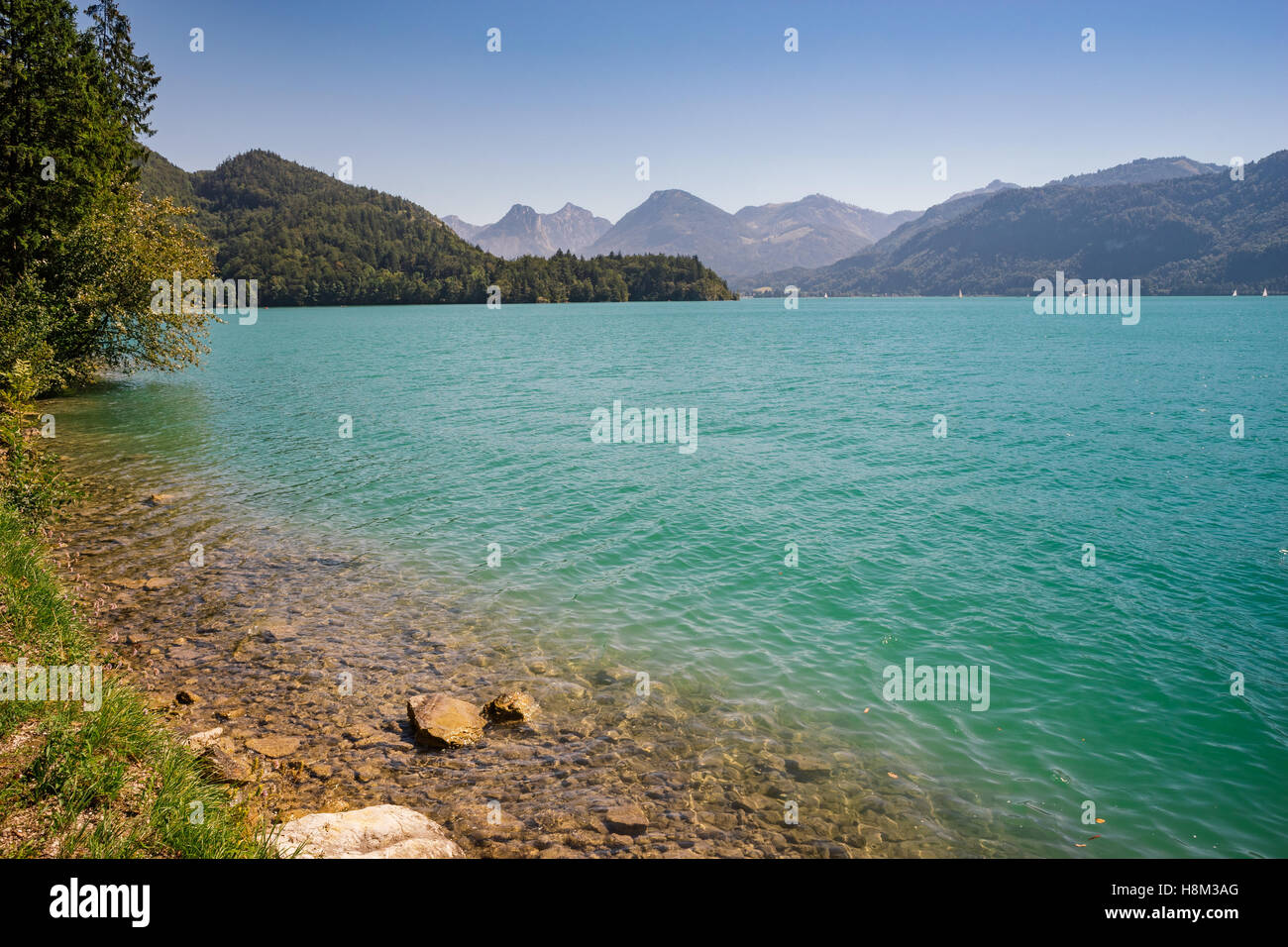 Blick auf den Wolfgangsee See an trüben Sommertag, Salzkammergut, Österreich Stockfoto