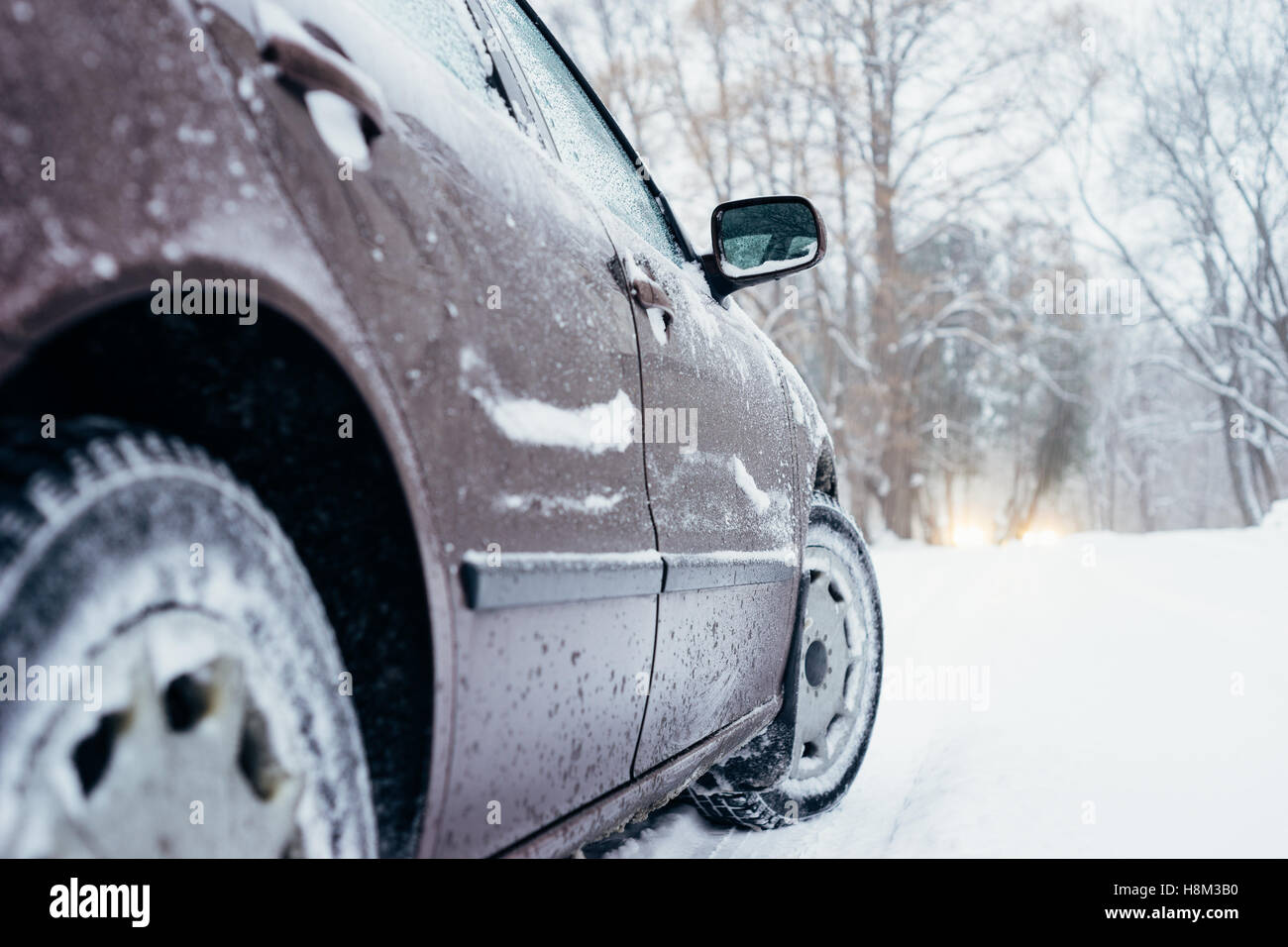 Auto Winter mit Schnee bedeckt. Vom Grundriss, selektiven Fokus Stockfoto