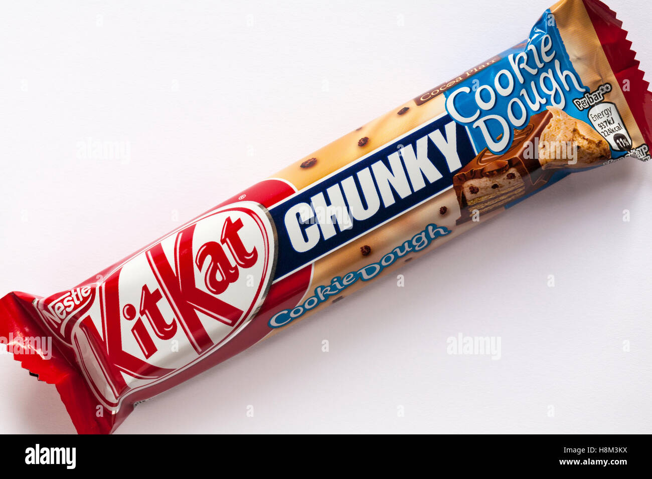 Kitkat Chunky Plätzchenteig Schokoriegel von Nestle auf weißem Hintergrund - KitKat Kit-Kat Kit Kat Schokoriegel Stockfoto