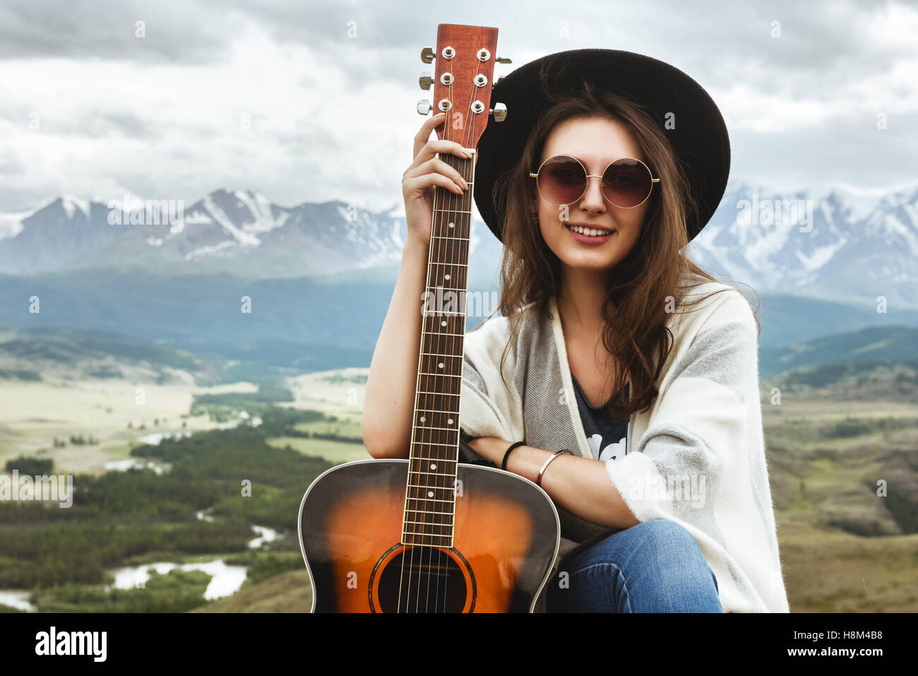 Schöne Mädchen mit Gitarre-Berge Stockfoto