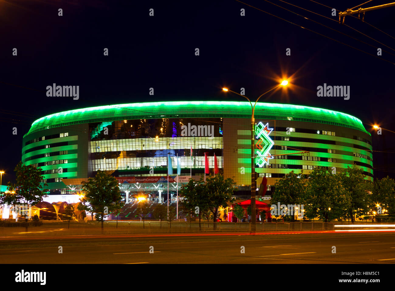 Minsk Arena Gebäude nachts beleuchtet Stockfoto