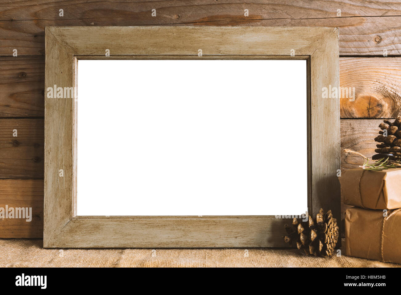 Bild von leeren Rahmen Mockup mit rustikalen Weihnachtsgeschenke. Stockfoto