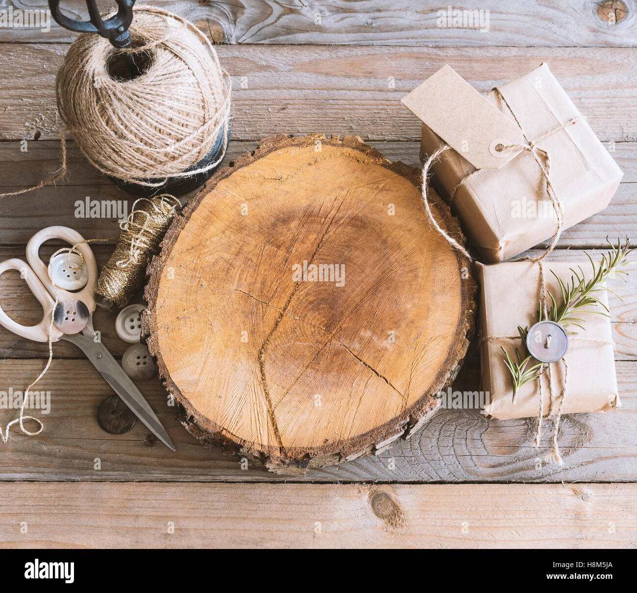 Bild von rustikalen Elementen für die traditionellen Weihnachts- oder Herbst Geschenkverpackung. Stockfoto