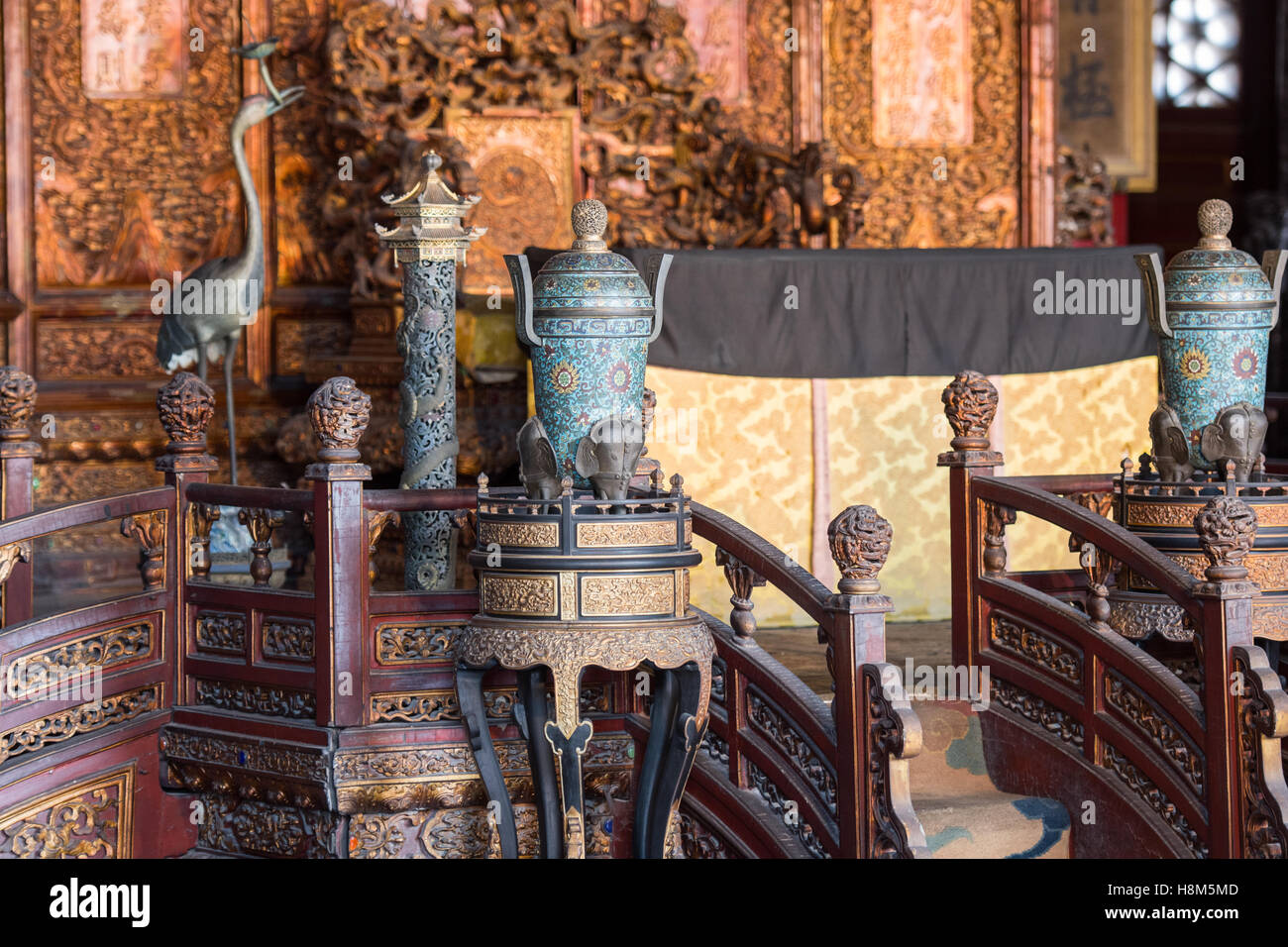 Peking-China - Nahaufnahme von einer kunstvoll verzierten Kaiser Thronsaal in das Palastmuseum in der verbotenen Stadt gelegen. Stockfoto