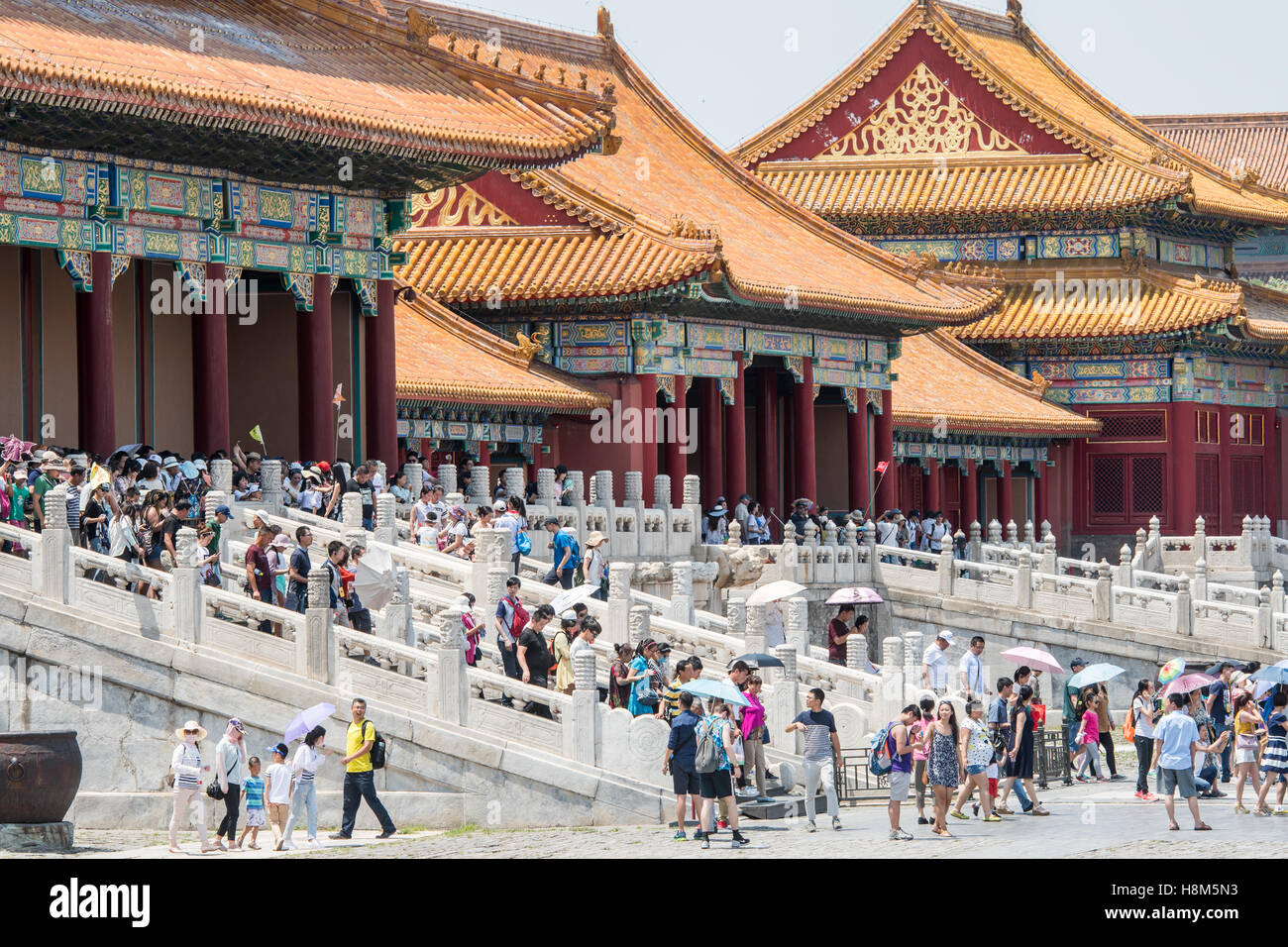 Peking China - Touristen Wandern und fotografieren, wie sie aus dem Palastmuseum in der verbotenen Stadt gelegen. Stockfoto
