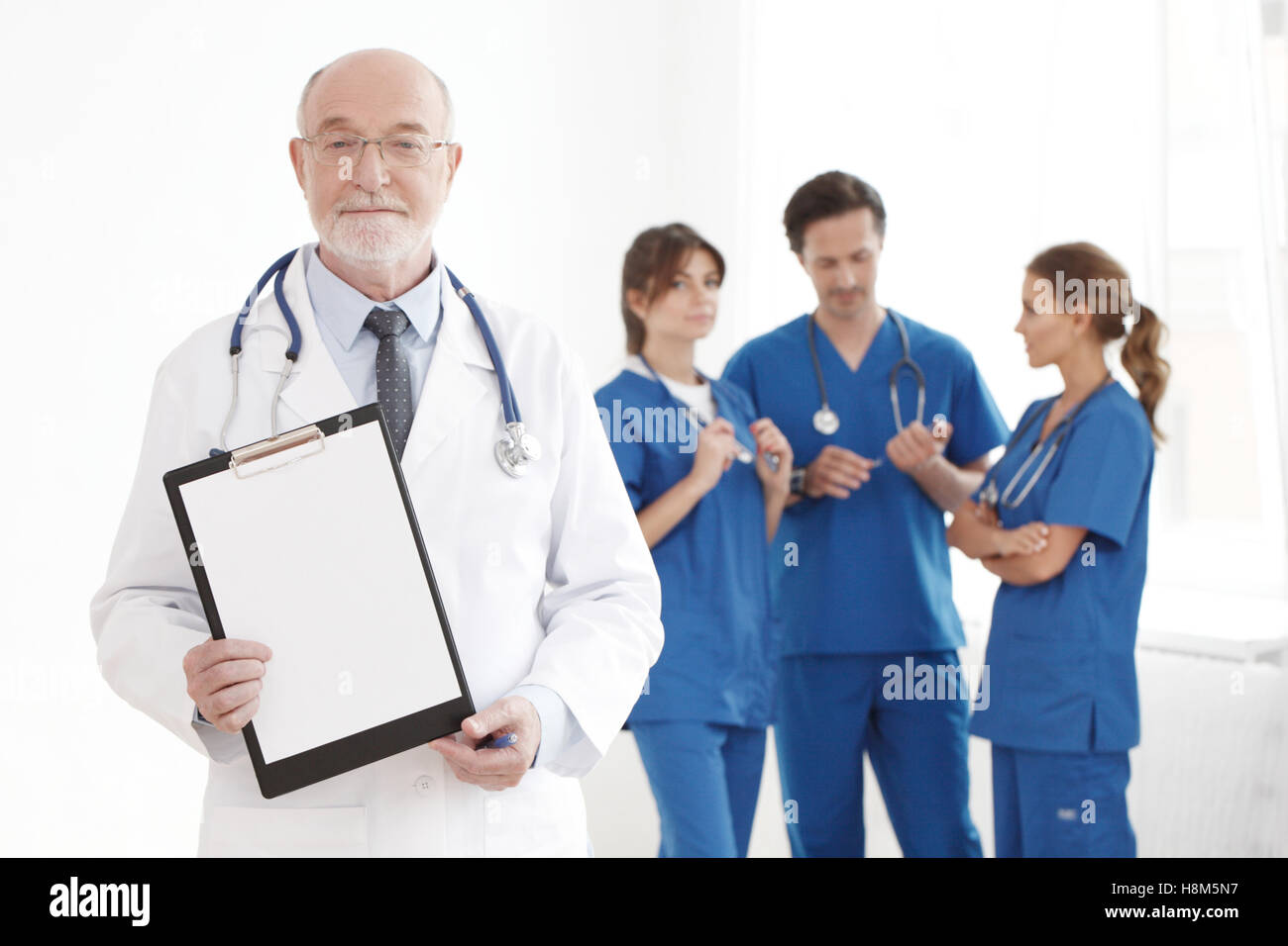 Lächelnd Team von Ärzten und Krankenschwestern auf weißem Hintergrund Stockfoto