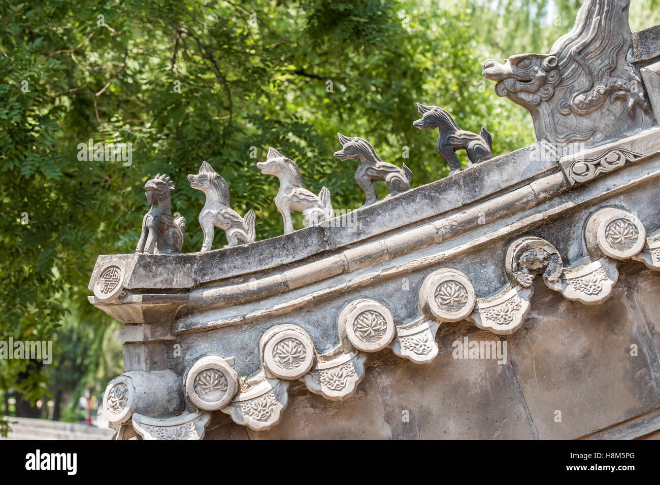 Peking - Detail von den verzierten geschnitzten Foo Hunde in der Architektur das Palastmuseum in der verbotenen Stadt gelegen. Stockfoto