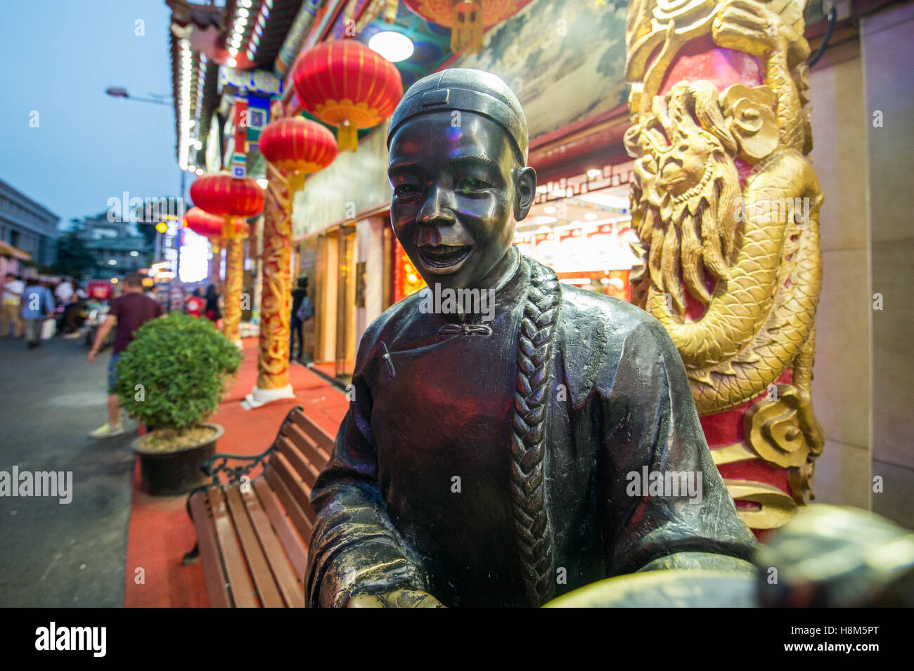 Peking, China - Statue eines chinesischen Mann lächelnd in der Snack Donghuamen Nachtmarkt, einen großen Outdoor-Markt, ein anziehen Stockfoto