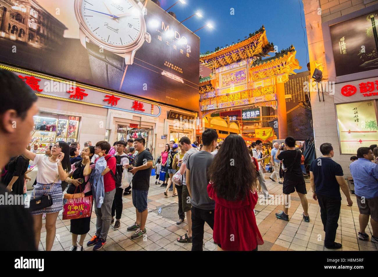 Beijing, China - The Donghuamen Night Snackmarkt, eine große outdoor-Markt, die eine Attraktion für Einheimische und Touristen, ist finden Stockfoto