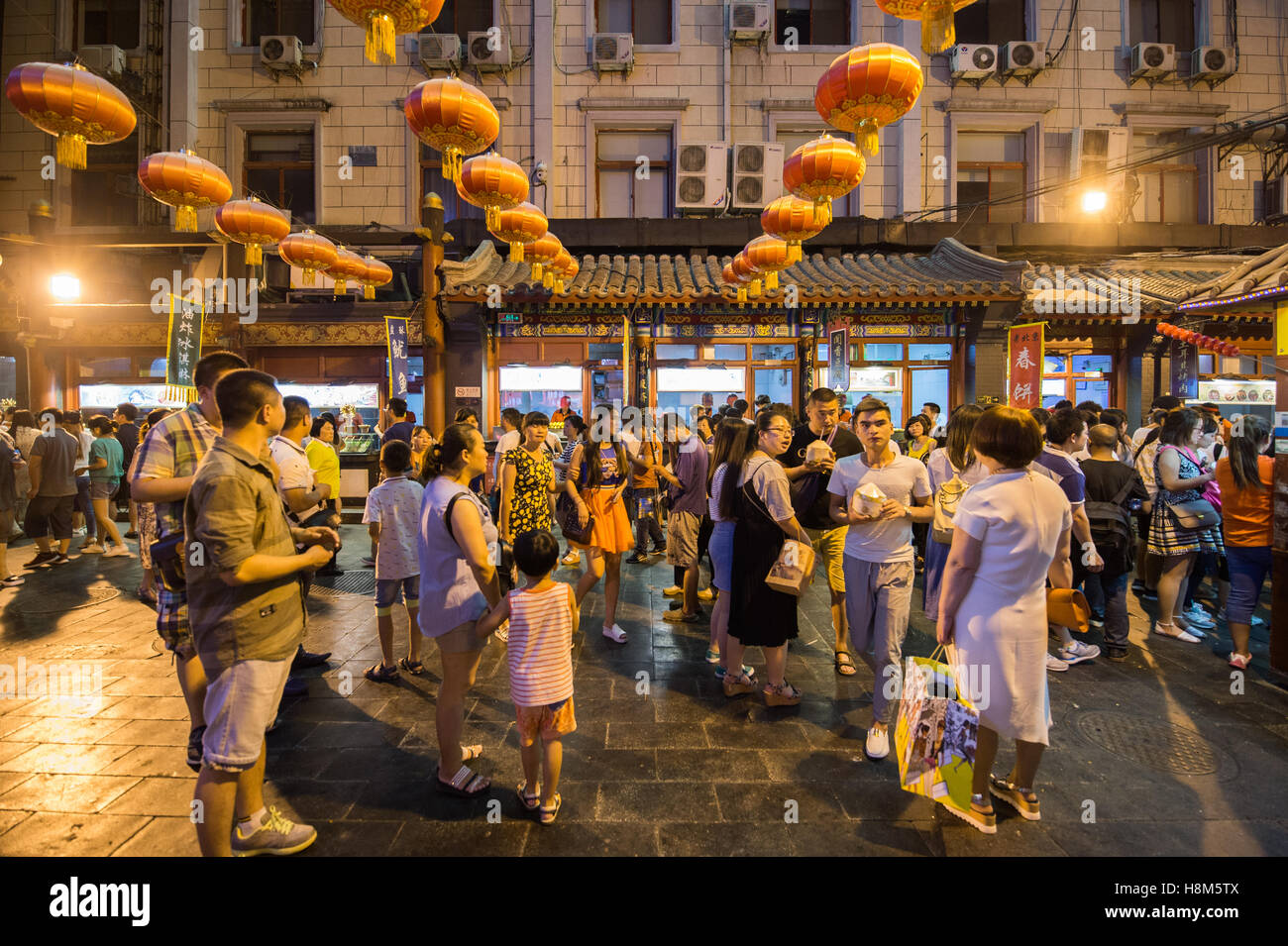 Peking, China - Massen von Menschen zu Fuß durch die Snack Donghuamen Nachtmarkt, eine große outdoor-Markt, der ein Regionalabdeckung ist Stockfoto