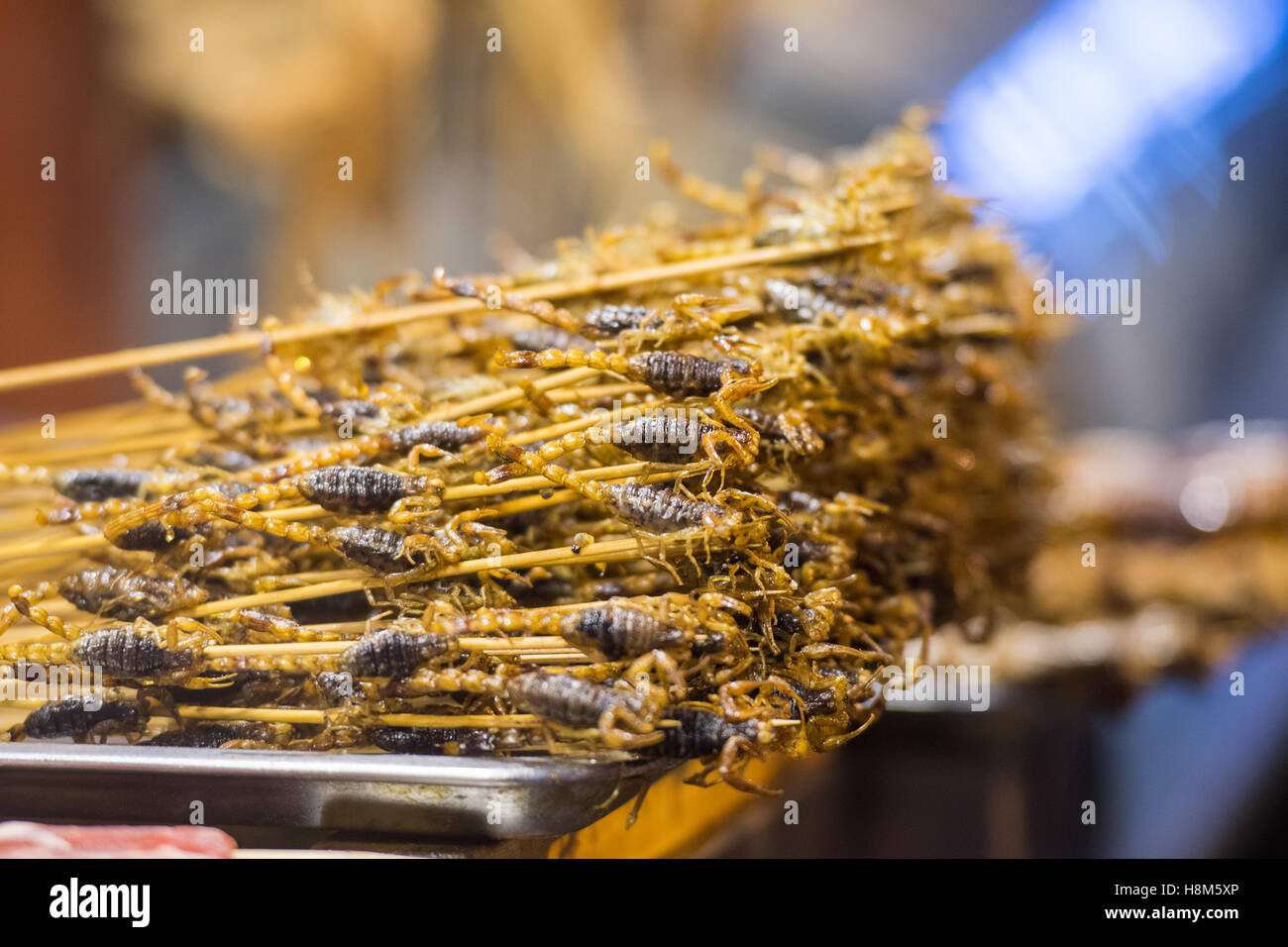 Peking, China - Skorpione auf Stöcken zum Verkauf auf dem Snack Donghuamen Nachtmarkt, einen großen Outdoor-Markt, ein Att gekocht Stockfoto