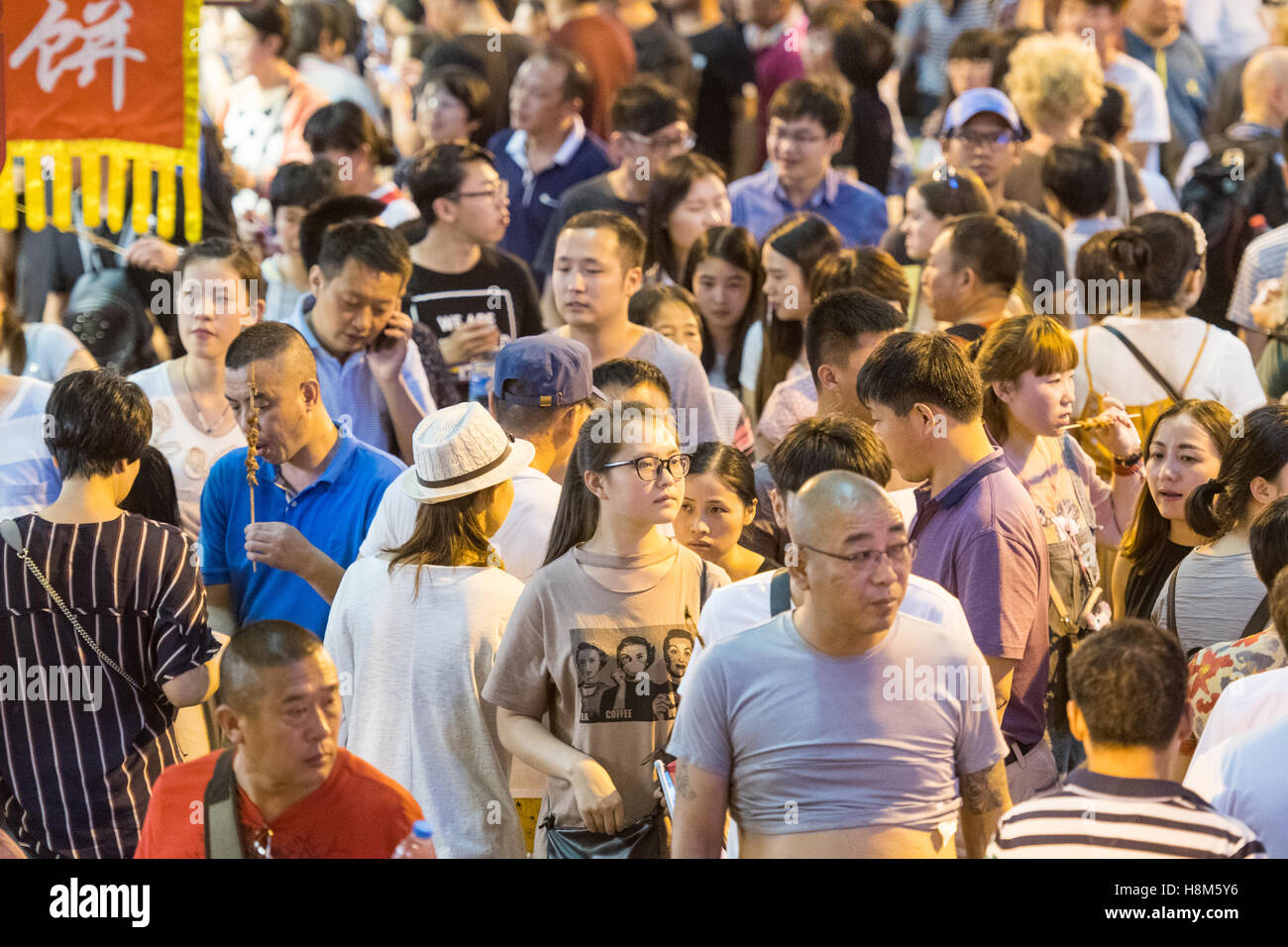 Peking, China - Massen von Menschen zu Fuß durch die Snack Donghuamen Nachtmarkt, eine große outdoor-Markt, der ein Regionalabdeckung ist Stockfoto