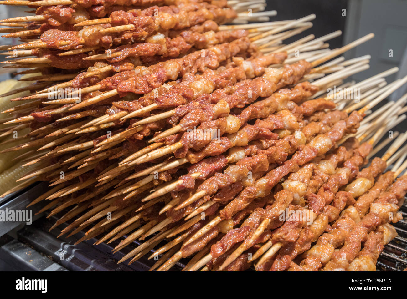 Peking, China - gekochtem Fleisch auf Stöcken zum Verkauf auf dem Snack Donghuamen Nachtmarkt, einen großen Outdoor-Markt, ein Wachstumspotential Stockfoto