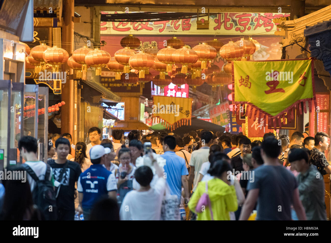 Peking, China - Massen von Menschen zu Fuß durch die Snack Donghuamen Nachtmarkt, eine große outdoor-Markt, der ein Regionalabdeckung ist Stockfoto