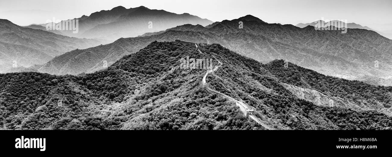 Mutianyu, China - Landschaftsblick auf die Bergkette Great Wall Of China. Die Mauer erstreckt sich über 6.000 bergige Kilometer Stockfoto