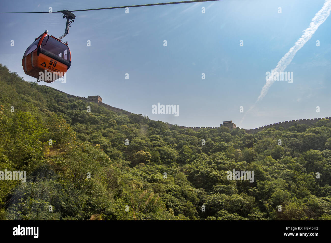 Mutianyu, China - Außenansicht von einem Sessellift fahren bis zu den Great Wall Of China. Die Mauer erstreckt sich über 6.000 bergigen ki Stockfoto