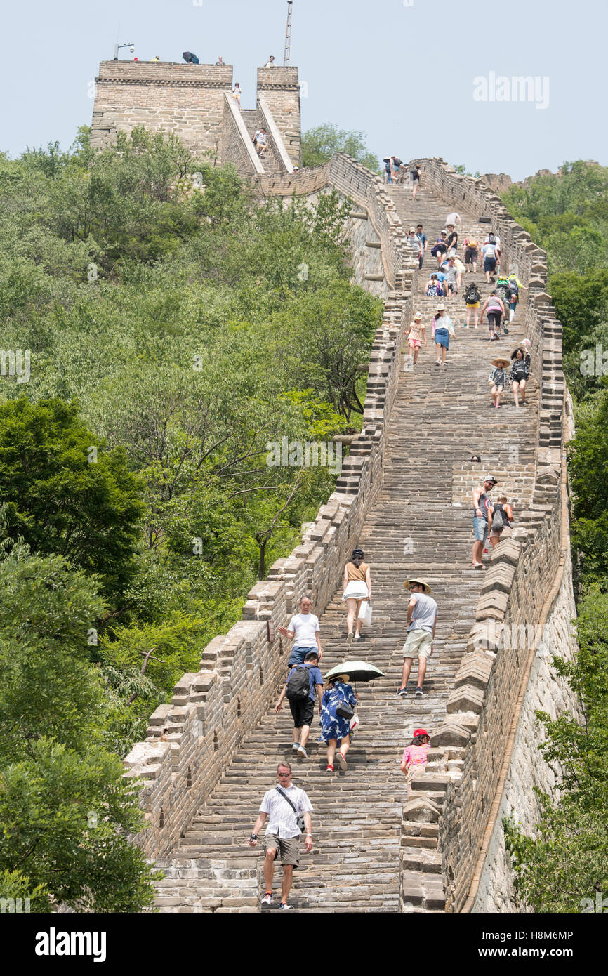 Mutianyu, China - Querformat Touristen fotografieren und Wandern auf der chinesischen Mauer. Die Mauer erstreckt sich über 6,0 Stockfoto