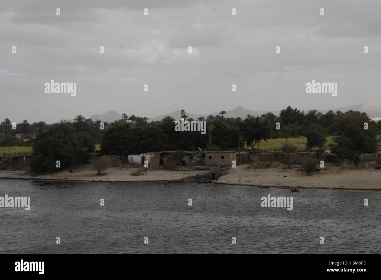 Nil-Ufer und Häuser drauf Stockfoto