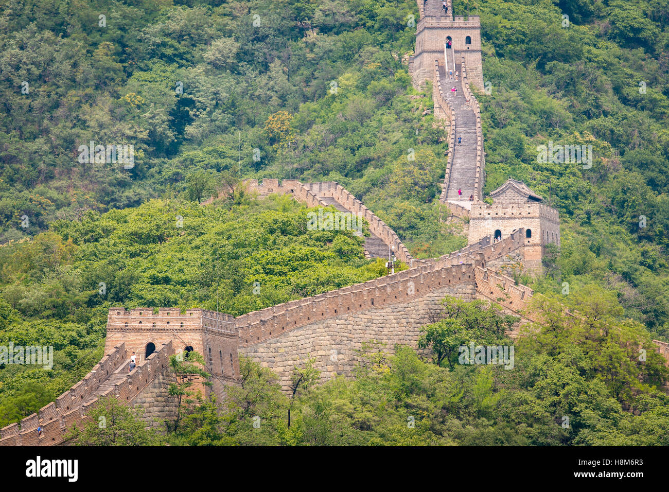 Mutianyu, China - Landschaftsblick auf der chinesischen Mauer. Die Mauer erstreckt sich über 6.000 bergige Kilometer Ost nach West ein Stockfoto