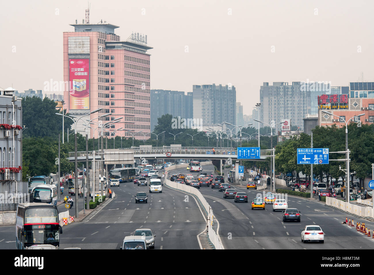 Peking, China - belebten Straße im Zentrum von Peking. Stockfoto