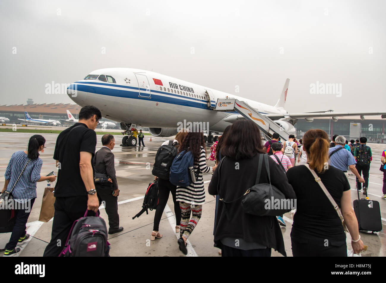 Peking, China - Reisenden ein Air China-Flugzeug am Flughafen von Peking in die Stadt Peking. Stockfoto