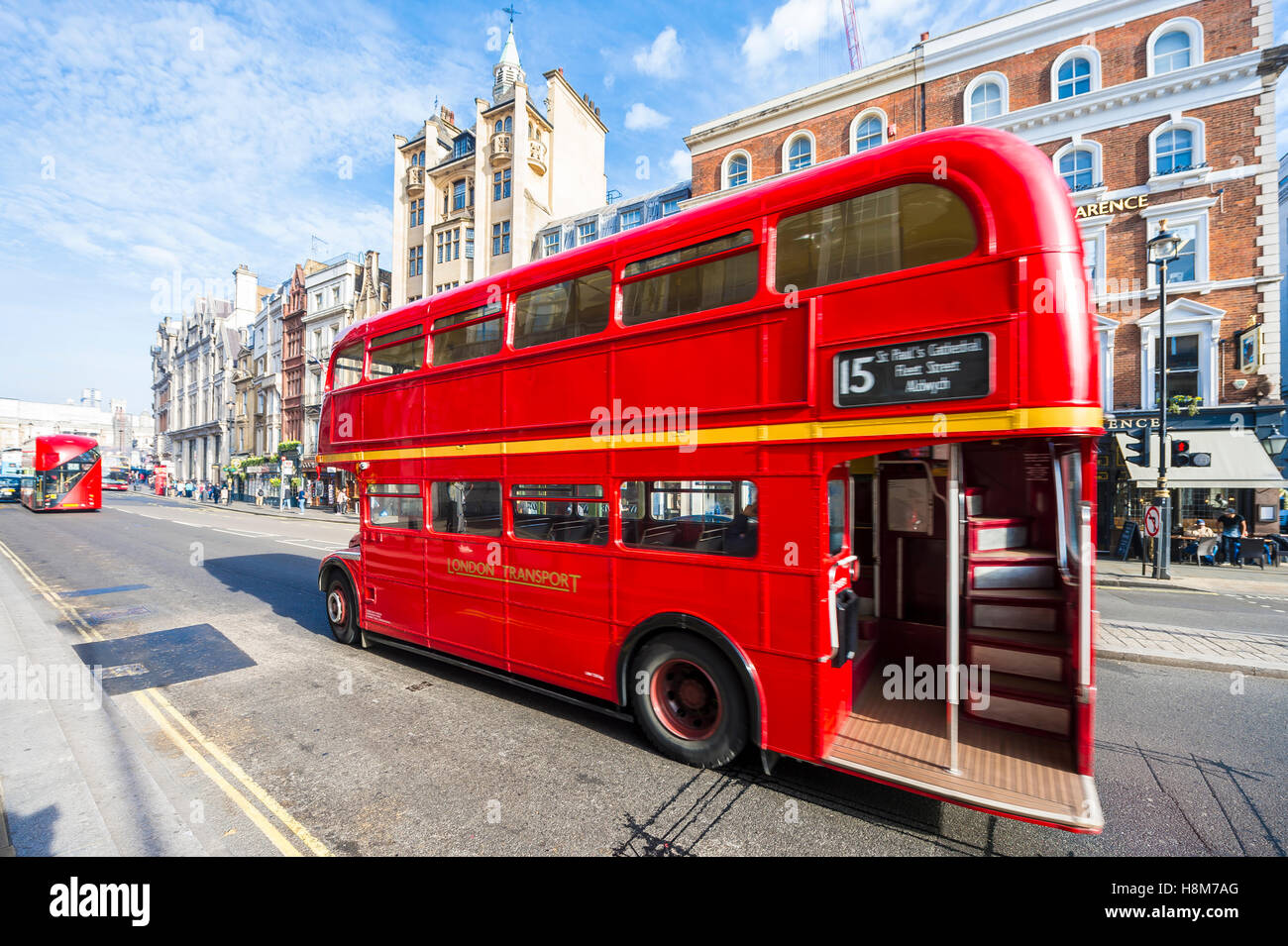 LONDON - 11. November 2016: Altmodischen roten Doppeldecker Routemaster Bus Reisen eine Erbe route im Zentrum Stadt. Stockfoto