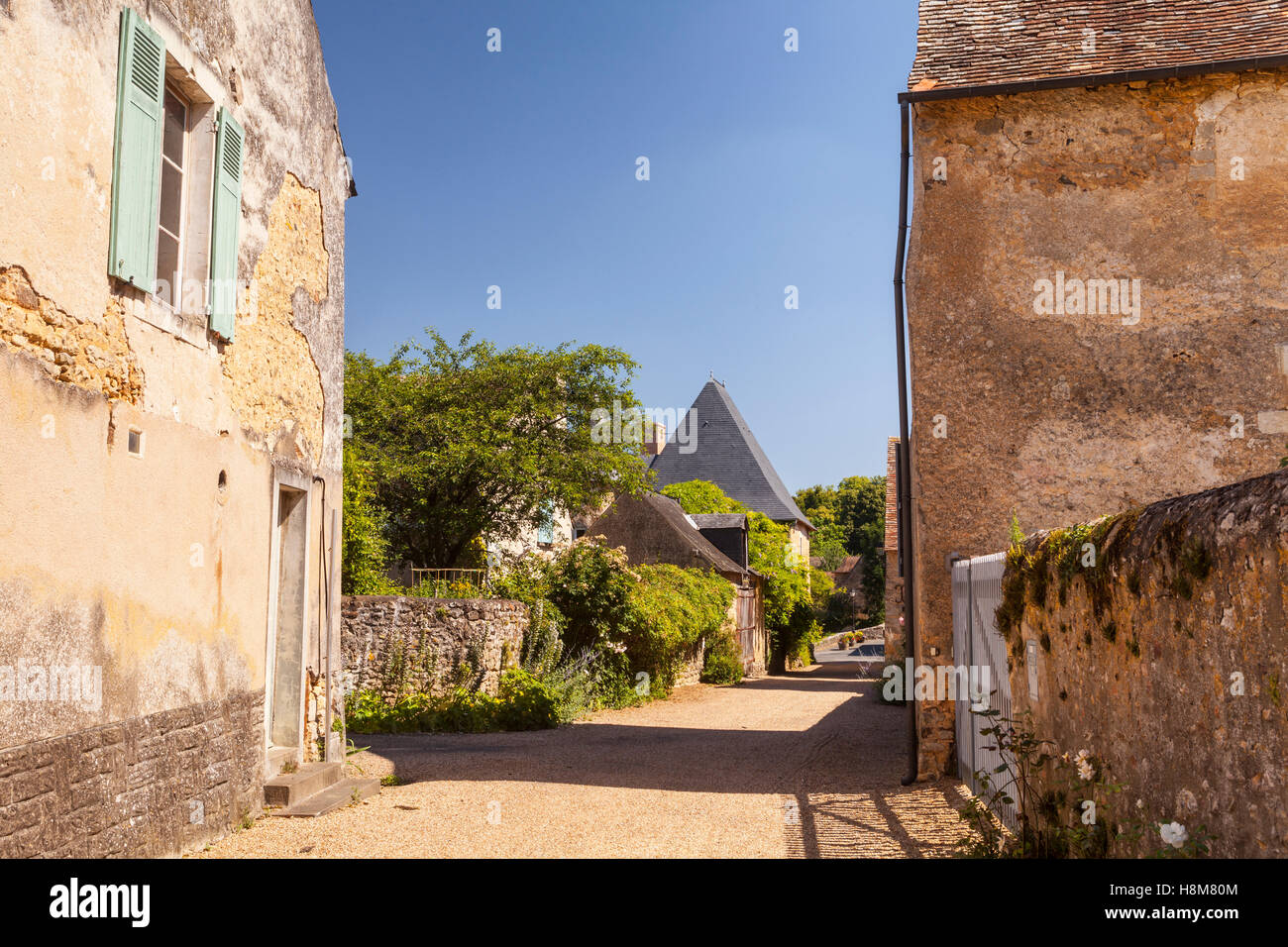 Golden gesteinigt Häuser in Asnières-Sur-Vègre, Frankreich. Das Dorf ist Teil des Petites Cités de Caractère. Stockfoto