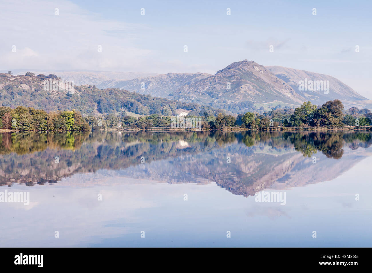 Das Stille Wasser von Grasmere im Lake District National Park, Cumbria, England. Stockfoto