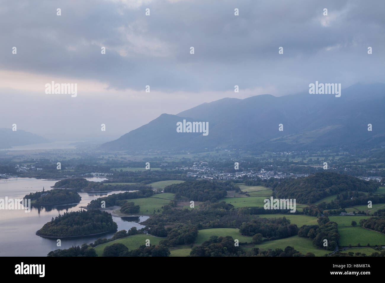 Starkregen über Keswick im Lake District National Park, UK. Stockfoto