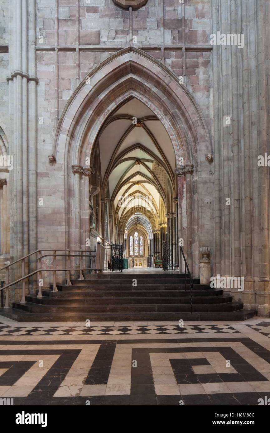 Ein Gang in der Kathedrale von Worcester, UK. Stockfoto