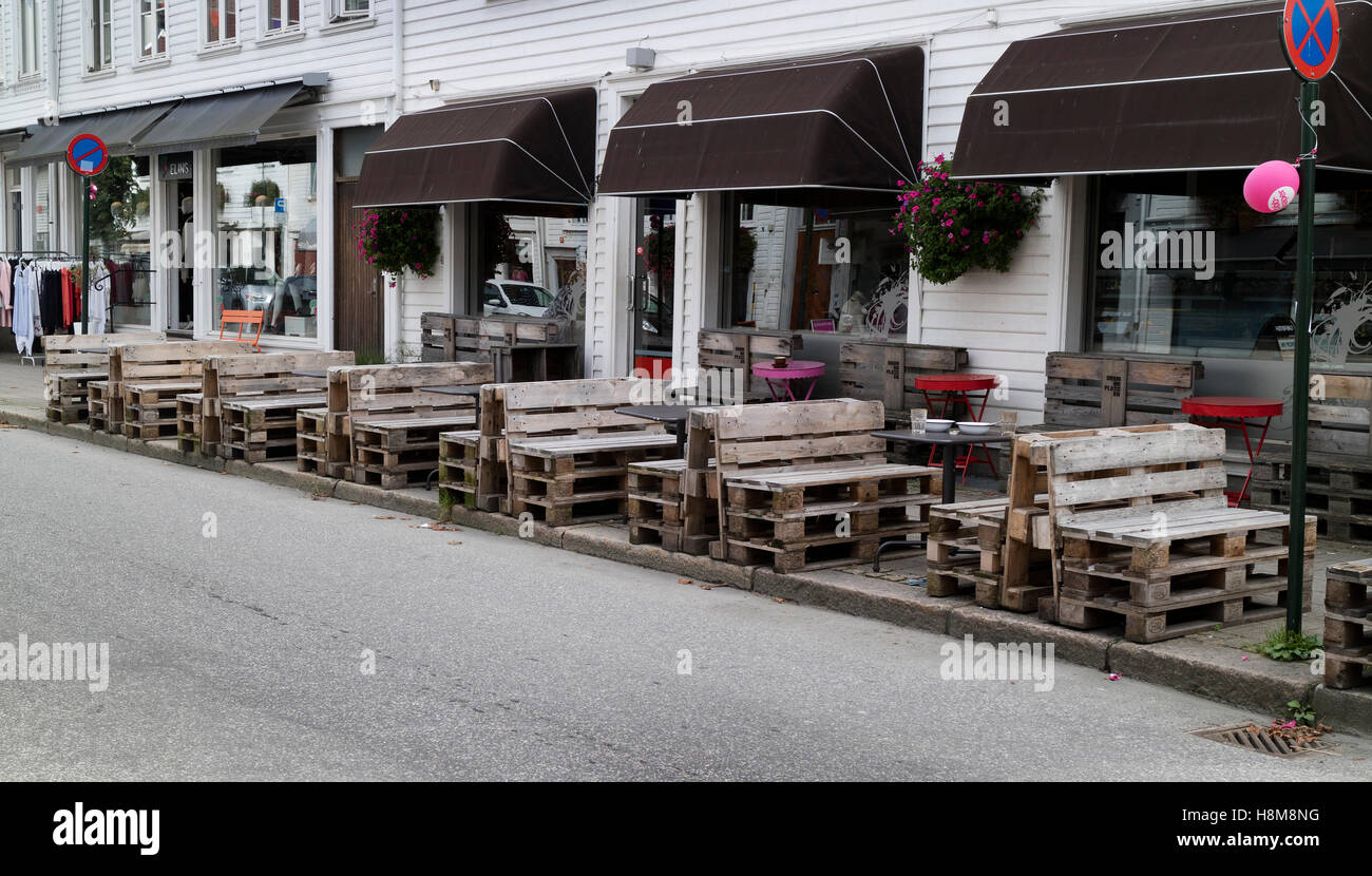 Restaurant mit recycelten Bänke in der Mitte PK Kristiansand, Norwegen Stockfoto