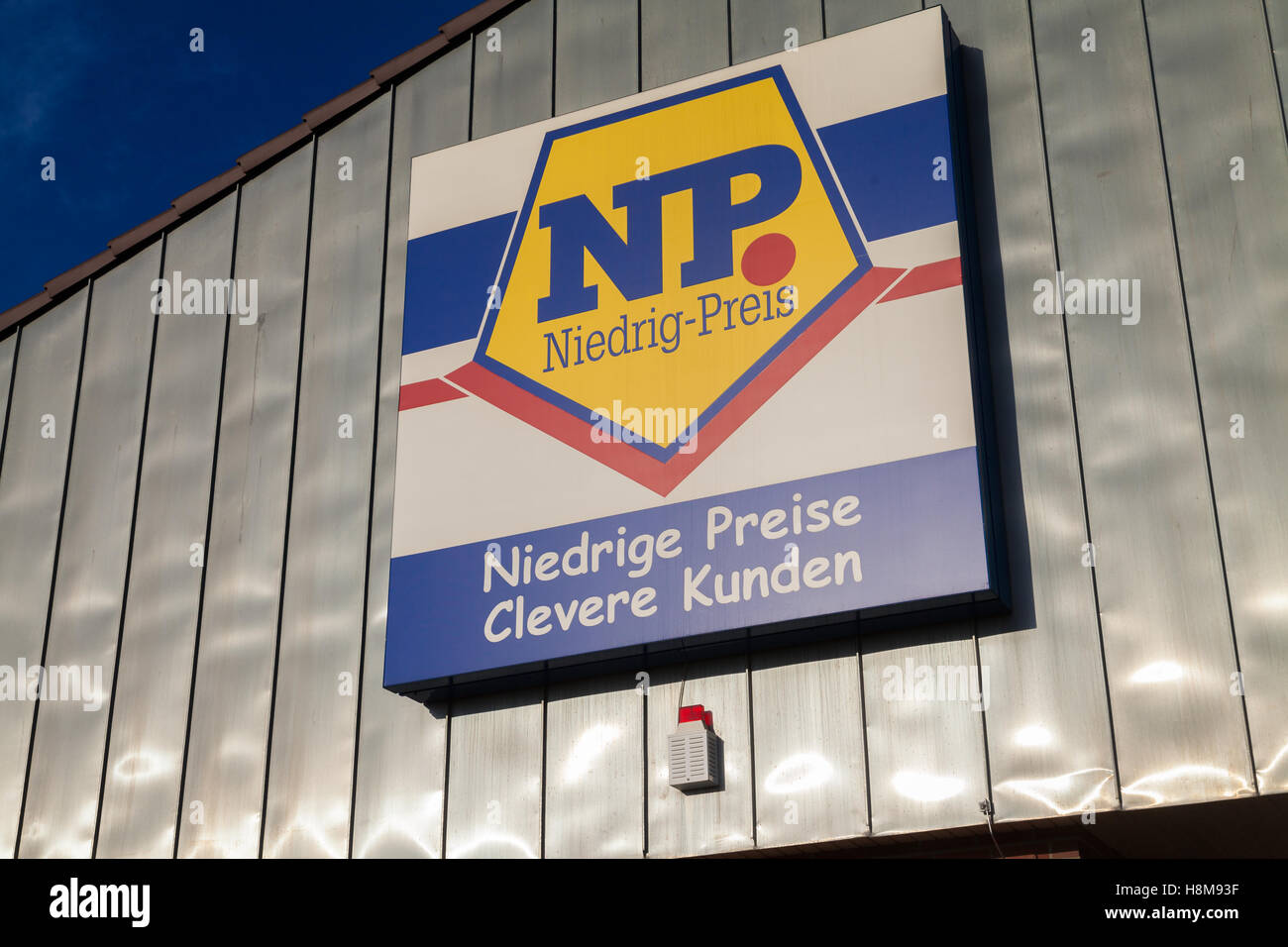 BURG / Deutschland - 13. November 2016: Filiale von NP-Supermarkt-Kette. Niedrig-Preis-Markt ist ein Lebensmittel-Discounter Stockfoto