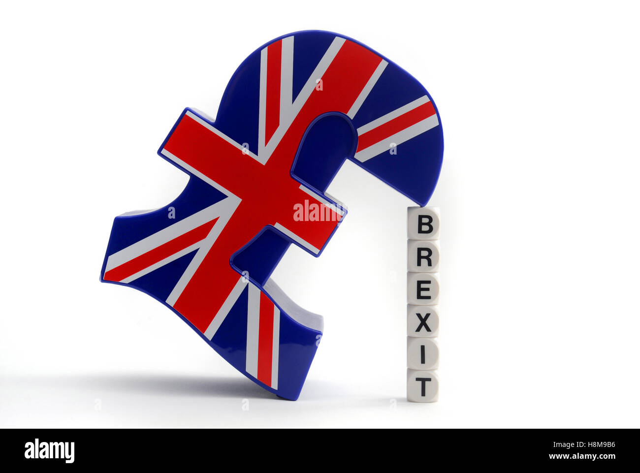 BRITISCHE PFUND-ZEICHEN MIT WORT WÜRFEL RECHTSCHREIBUNG "BREXIT" WIEDER AUSTRITT DER EU VERLASSEN VOLKSABSTIMMUNG DER EUROPÄISCHEN UNION LASSEN GB UK Stockfoto