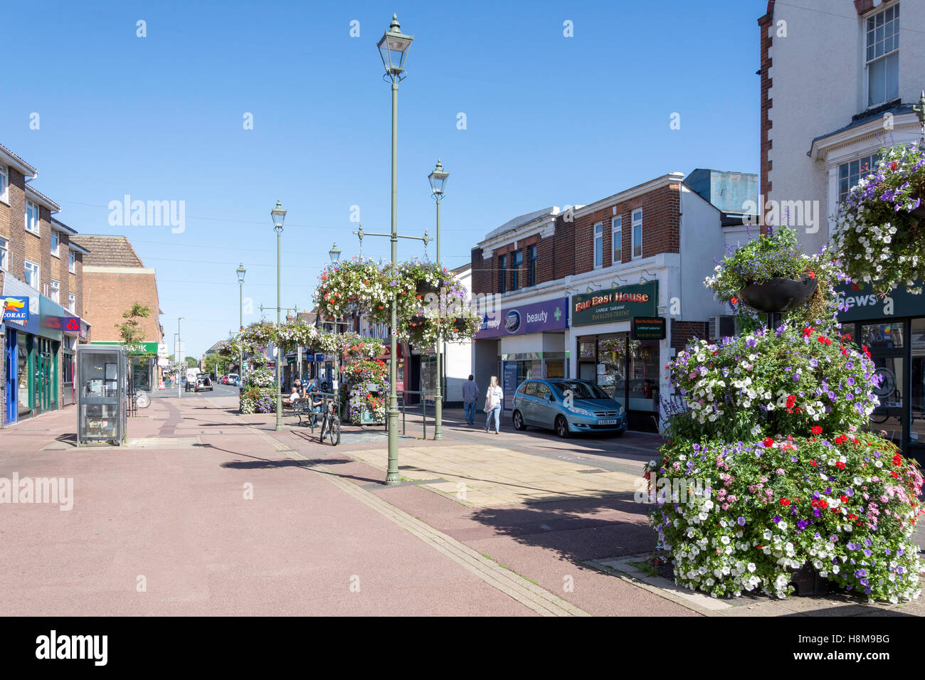 Pedestrianised Hautpstraße, Horley, Surrey, England, Vereinigtes Königreich Stockfoto