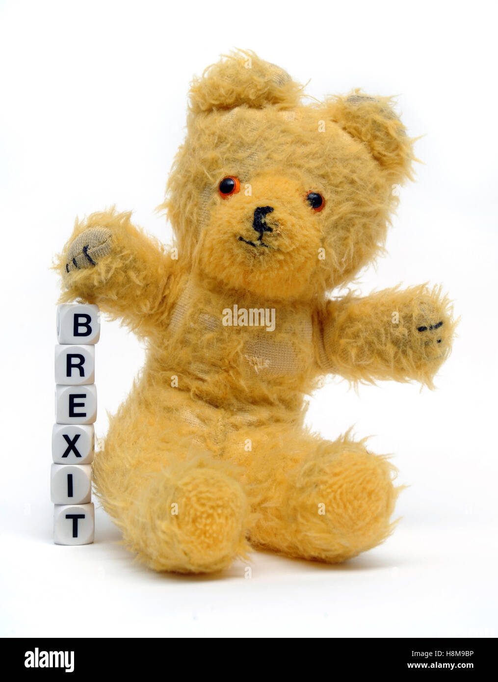 ALTER TEDDYBÄR MIT WORT WÜRFEL RECHTSCHREIBUNG "BREXIT" WIEDER AUSTRITT DER EU VERLASSEN VOLKSABSTIMMUNG DER EUROPÄISCHEN UNION VERLASSEN KAMPAGNE GB UK Stockfoto