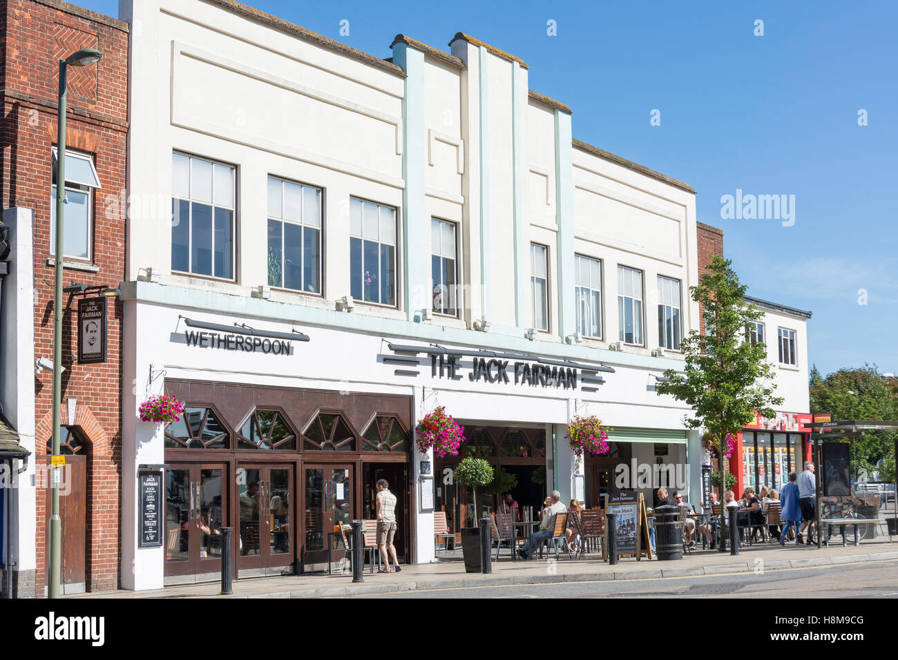 Art-Deco-Fassade von The Jack Fairman Pub, Victoria Road, Horley, Surrey, England, Vereinigtes Königreich Stockfoto