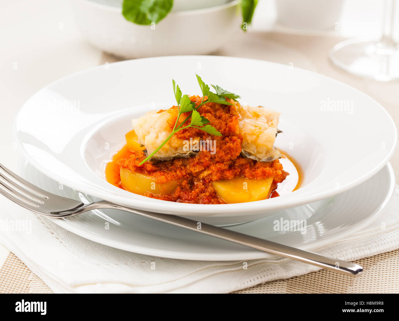 Ajo Colorao mit Bacalao, ein typisches spanisches Gericht aus der Region Andalusien, vor allem die Städte von Almería, Córdoba Stockfoto