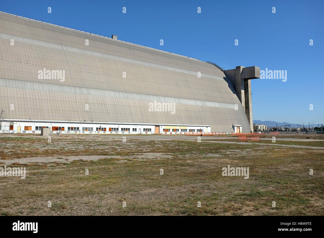 Tustin Blimp Hangar, Gebäude 29 mit Neubau, die rund um den ikonischen Strukturen auftauchen. Stockfoto
