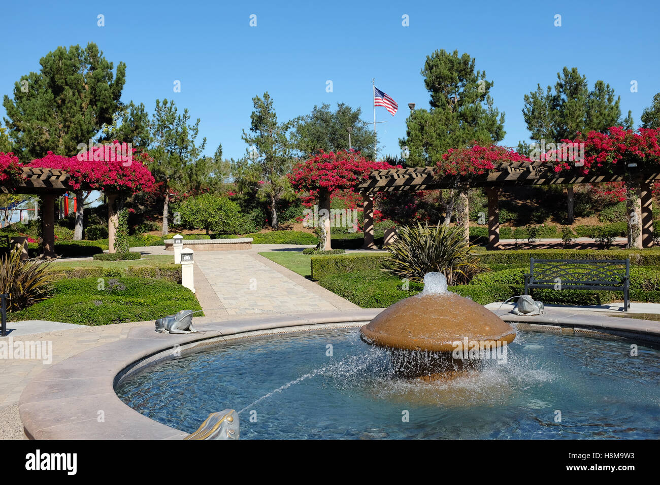 Springbrunnen in der Gartenanlage an Bill Barber Park, Irvine, Kalifornien. Stockfoto