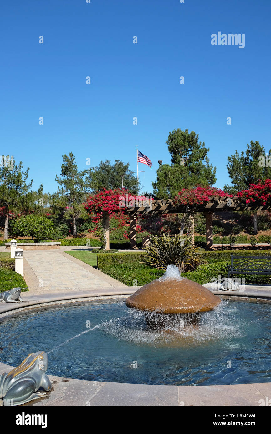 Springbrunnen in der Gartenanlage an Bill Barber Park, Irvine, Kalifornien. Stockfoto
